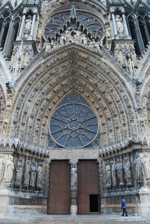 Notre-Dame_Cathedral_of_Reims_entrance.jpg