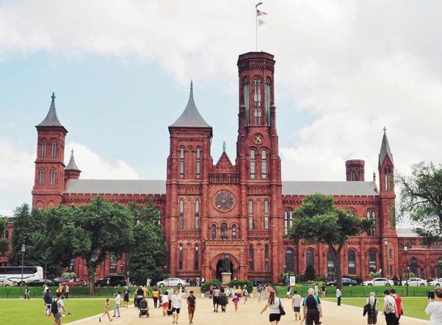 travelwith_caro_summer-day-on-national-mall-in-front-of-smithsonian-castle_yesmydccool
